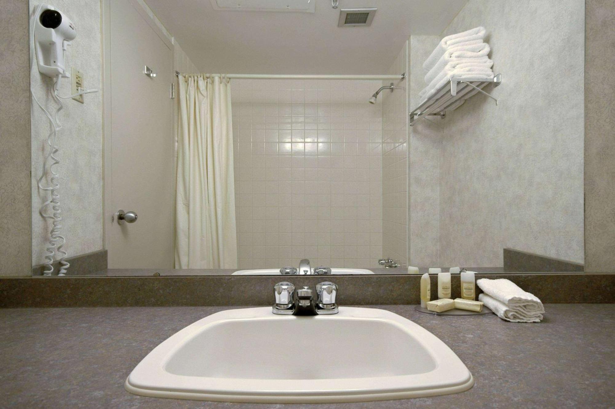 Howard Johnson By Wyndham Portage La Prairie Exterior foto