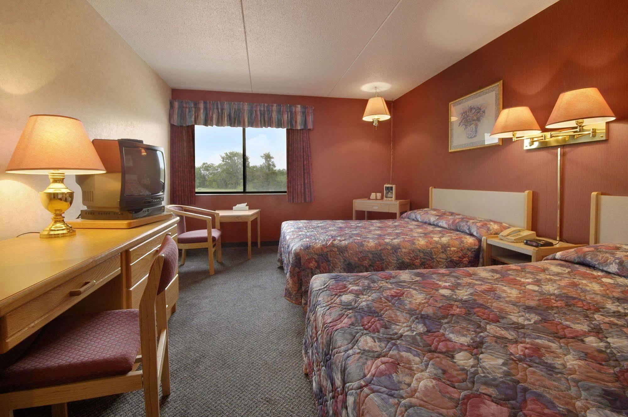 Howard Johnson By Wyndham Portage La Prairie Exterior foto